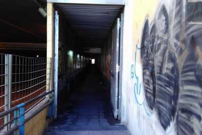 La "terra di mezzo" di Bari: stretti tunnel, piccole stazioni e case nate nel nulla
